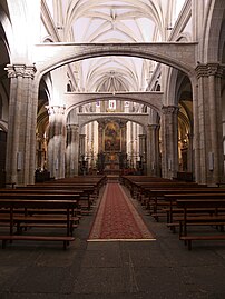 Colegiata de Santa María (Talavera de la Reina). Al fondo, el retablo mayor, neoclásico, de Mariano Salvador Maella.