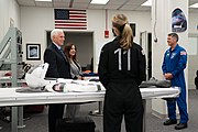Il vicepresidente Mike Pence e la signora Karen Pence si incontrano con gli astronauti mercoledì 27 maggio 2020 presso la Neil Armstrong Operations and Checkout Facility a Merritt Island, Florida (Foto ufficiale della Casa Bianca D. Myles Cullen)