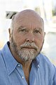 J. Craig Venter, ambaye mlolongo wake kamili wa DNA umechapishwa, kuonyesha mkondo wa upara wa kiume