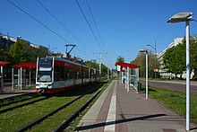 Haltestelle „An der Feuerwache“ der Straßenbahnstrecke durch den Stadtteil Halle-Neustadt.