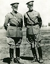 General Jon Pershing (chapda) polkovnik Marshall bilan Fransiyada, 1919-yil.