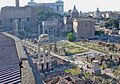 Forum, pohled z Palatinu k severu. Vpravo Curia Julia, v pozadí památník Viktora Emmanuela.