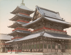 Tonirana fotografija večje glavne dvorane in pagode okoli leta 1880, pred pomanjšano moderno rekonstrukcijo. Posnel Kusakabe Kimbei.
