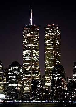 WTC 1 (vlevo) v červenci 2001