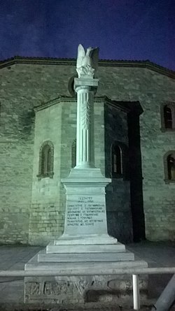 Паметникът на падналите, отзад църквата „Свети Трима“