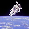 Astronauta Bruce McCandless II, especialista de misión, realizando un paseo espacial sobre la cabina del transbordador Challenger en 1984. Por la NASA.