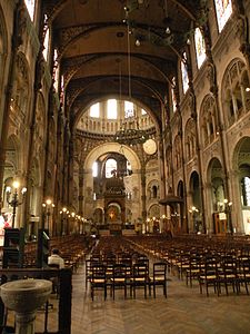 L'interno di Saint-Augustin, con telaio in ferro sostenuto da colonne dello stesso materiale (1860–71)