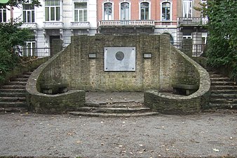 Monument dédié en 1933 à Rops, au parc Louise-Marie de Namur.