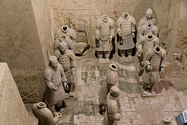 Grupo de guerreros, algunos de ellos descabezados, en un foso del mausoleo.