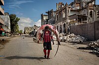 Muski, kótaryž njaso wjeliku rybu na droze w Mogadišo (Somalija)