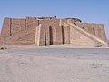 Частично реконструированный фасад и входная лестница зиккурата Ура, первоначально построенного Ур-Намму, неошумерский период, около 2100 г. до н. э.