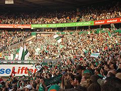 Werder-Fans bei einem Fußball­spiel (Ostkurve)