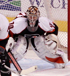 Antero Niittymäki NHL-seura Philadelphia Flyersin paidassa ottelussa Calgary Flamesia vastaan.