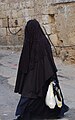 صورة لأحد نساء اليهود الحريديم في القدس مرتدية البرقع الحريدي.