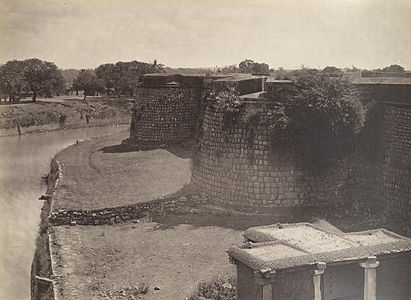 Bangalore Fort in 1860 showing fortifications and barracks[14]