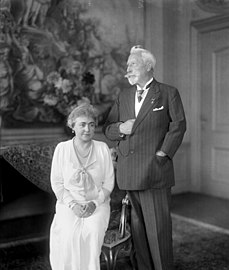 Prinzessin Hermine Reuß ältere Linie, Tochter Heinrichs XXII., mit ihrem zweiten Gemahl, Kaiser Wilhelm II. im Doorner Exil 1933