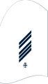 Dienstgradabzeichen eines Oberstabsgefreiten (50-er Verwendungsreihe) auf dem Oberärmel des weißen Hemdes für Marineuniformträger