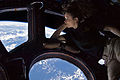 Autorretrato de Tracy Caldwell Dyson en el módulo de Cúpula de la Estación Espacial Internacional observando la Tierra durante la Expedición 24. Por NASA/Tracy Caldwell Dyson.