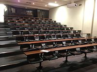 Lecture theatre insyd de Leslie Social Science Building (Faculty of Humanities)
