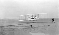 ライト兄弟による人類初の動力飛行機での有人飛行 出所：アメリカ議会図書館