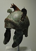 Un casque attique de cérémonie typique trouvé dans de nombreuses tombes samnites, vers 300 av. J.-C.