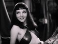 Claudette Colbert jako Kleopatra w filmie o tym samym tytule z 1934 roku