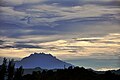 Monte Kinabalu Vistu dende KK nuna mañana borrinosa Ficheru:Mount