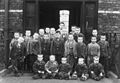 Un gruppo di orfani al Crumpsall Workhouse nel XIX secolo.