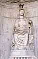 La dea Roma seduta (epoca adrianea, da un originale greco del V secolo a.C.; marmo, altezza 3,10 metri).