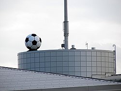 Fotbollen på taket är en ventilationstrumma.