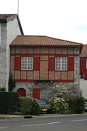 Maison basque, façade en brique.