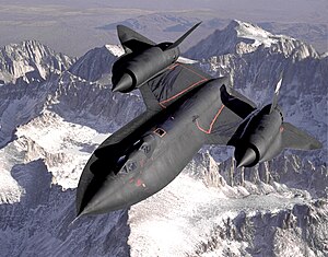 SR-71B „Blackbird“ během letu nad kalifornskou Sierra Nevadou, 1994. Zvýšený druhý kokpit je určen pro instruktora.