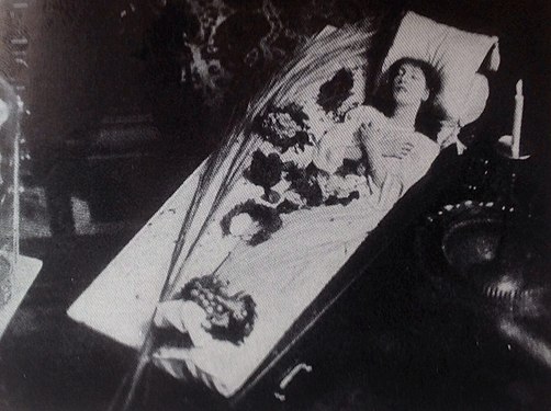 Բեռնարն իր հայտնի դագաղում, որտեղ նա երբեմն քնում էր կամ սովորում էր իր դերերը (1873)