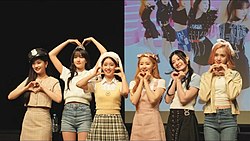 StayC toukokuussa 2021 Vasemmalta oikealle: Isa, Yoon, Sumin, Sieun, Seeun ja J