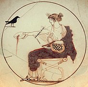 Apollon citharède versant une libation, coupe attique à fond blanc, v. 460 av. J.-C. Musée archéologique de Delphes.