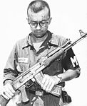 Um M.P do Exército dos E.U.A inspeciona um AK-47 chinês recuperado no Vietnã, 1968.