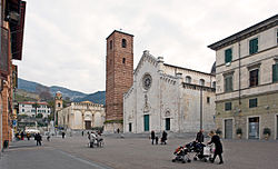 Plaza ng katedral na tanaw ang Sant'Agostino sa likuran.