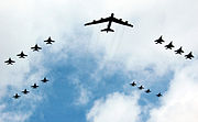 B-52 dan 16 pesawat lainnya terbang dalam formasi