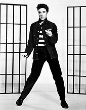 Una foto in bianco e nero di Elvis Presley