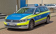 Passat Variant i blå/sølv/gul lakering brugt som tysk politibil