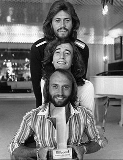 Bee Gees vuonna 1977. Ylhäältä alas: Barry, Robin ja Maurice Gibb.