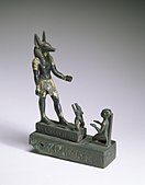 Ένας πιστός που γονατίζει μπροστά στον Ανούβιδα (Μουσείο τέχνης Ουόλτερς)