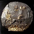 Тарелка с изображением Кибелы, запряженной львами, жертвоприношение по обету и Бог Солнце. Ай-Ханум, II век до н. э.