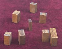 Caractères mobiles en bois en alphabet ouïghour datant du XIIe siècle au XIIIe siècle, les plus anciens exemplaires de caractères mobiles jamais découverts.