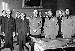 Az aláírók (b-j) Chamberlain, Daladier, Hitler, Mussolini és Ciano
