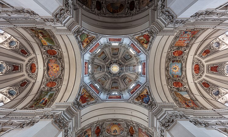 圖為奧地利薩爾茨堡主教座堂的中央圓頂。圓頂於公元774年建成並於1181年因火災重建，但現在的巴洛克風格外觀是由17世紀的沃爾夫·迪特里希·馮·雷特瑙采邑主教主導的。