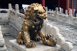 Un lleó guardià daurat davant del palau de la Longevitat Tranquil·la