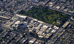 Flygfoto över ateljéerna vid 5555 Melrose Avenue (34°5′7″N 118°19′8″V﻿ / ﻿34.08528°N 118.31889°V﻿ / 34.08528; -118.31889) samt bild inifrån där Hollywoodskylten syns i bakgrunden.