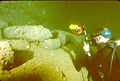 Plongeur photographiant des munitions de 14 pouces dans le Yamagiri Maru