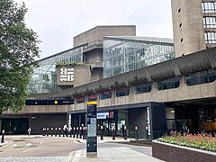 Barbican Centre (1964-1975) en Londres, de Chamberlin, Powell y Bon (listado grado II)
